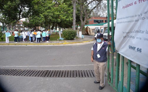 Personal de la Unidad de Medicina Familiar Número 66 del Instituto Mexicano del Seguro Social (IMSS) se manifestó este jueves para exigir que sean vacunados contra Covid-19, pues aún hay muchos sin la vacuna.