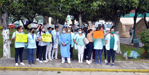 Personal de la Unidad de Medicina Familiar Número 66 del Instituto Mexicano del Seguro Social (IMSS) se manifestó este jueves para exigir que sean vacunados contra Covid-19, pues aún hay muchos sin la vacuna. 