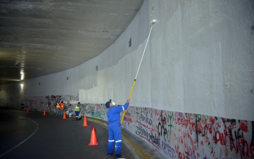 Personal del ayuntamiento Xalapa finalmente pinta las paredes del Viaducto, donde feministas se expresaron el pasado Día de la Mujer. Se espera que en los próximos días sea pintado un mural ahí mismo.  