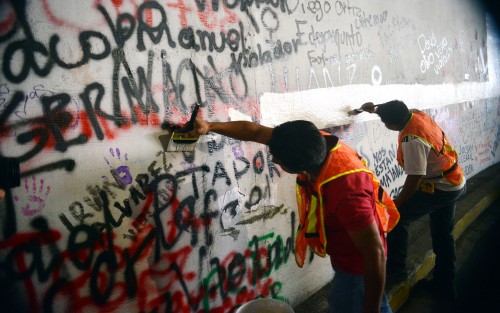 Personal del ayuntamiento Xalapa finalmente pinta las paredes del Viaducto, donde feministas se expresaron el pasado Día de la Mujer. Se espera que en los próximos días sea pintado un mural ahí mismo.  