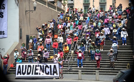 Luego de las críticas recibidas por atiborrar la plaza Lerdo a pesar de la pandemia, integrantes de los 400 Pueblos prefirieron cambiarse a las escalinatas del parque Juárez para sus protestas, sin retirar su campamento de Plaza Lerdo. O sea, ahora obstruyen doble.