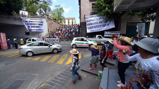 Luego de las críticas recibidas por atiborrar la plaza Lerdo a pesar de la pandemia, integrantes de los 400 Pueblos prefirieron cambiarse a las escalinatas del parque Juárez para sus protestas, sin retirar su campamento de Plaza Lerdo. O sea, ahora obstruyen doble.