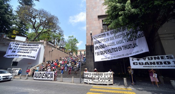 Luego de las críticas recibidas por atiborrar la plaza Lerdo a pesar de la pandemia, integrantes de los 400 Pueblos prefirieron cambiarse a las escalinatas del parque Juárez para sus protestas, sin retirar su campamento de Plaza Lerdo. O sea, ahora obstruyen doble.