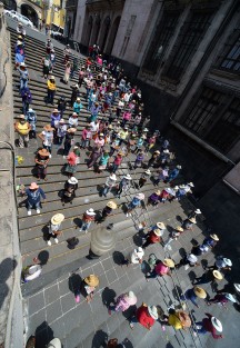 Luego de las críticas recibidas por atiborrar la plaza Lerdo a pesar de la pandemia, integrantes de los 400 Pueblos prefirieron cambiarse a las escalinatas del parque Juárez para sus protestas, sin retirar su campamento de Plaza Lerdo. O sea, ahora obstruyen doble.