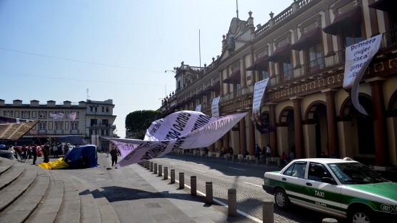 Fuertes rachas de viento esta jueves en la capital veracruzana afectaron las mantas de los manifestantes de los 400 Pueblos, sin embargo al mal tiempo pusieron buena cara y aprovecharon para lavar.