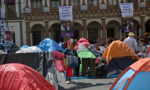 Fuertes rachas de viento esta jueves en la capital veracruzana afectaron las mantas de los manifestantes de los 400 Pueblos, sin embargo al mal tiempo pusieron buena cara y aprovecharon para lavar.