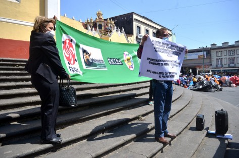 Integrantes de la Coalición Nacional de Jubilados y Pensionados Profesor Elpidio Domínguez Castro, A. C:, delegación Veracruz, se plantaron en las escalinatas de la Catedral de Xalapa, para exigir a la Suprema Corte de Justicia de la Nación se retracte de la resolución emitida por la Segunda Sala en torno al pago de pensiones tasadas en UMA’s, pues sus afectaciones son letales para la economía de ellos.