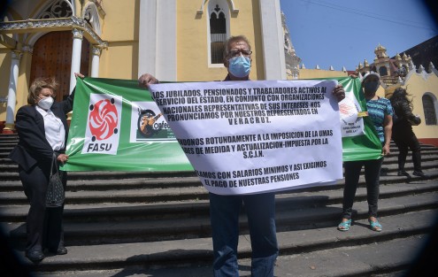 Integrantes de la Coalición Nacional de Jubilados y Pensionados Profesor Elpidio Domínguez Castro, A. C:, delegación Veracruz, se plantaron en las escalinatas de la Catedral de Xalapa, para exigir a la Suprema Corte de Justicia de la Nación se retracte de la resolución emitida por la Segunda Sala en torno al pago de pensiones tasadas en UMA’s, pues sus afectaciones son letales para la economía de ellos.