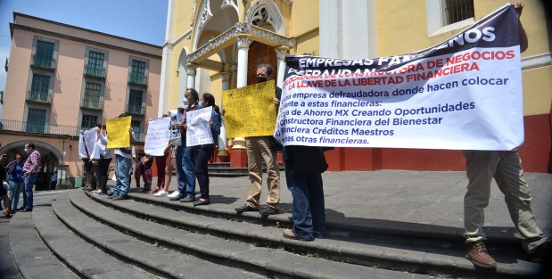 Defraudados por la Caja de Ahorro MX, Constructora de Negocios, solicitaron al Gobernador que se investigue a todas las empresas que ofrecen créditos irregulares a la población.