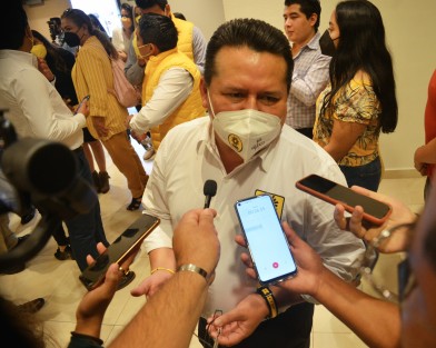 Sergio Cadena Martínez informó que el próximo martes cuando la bancada perredista en la Cámara de Diputados solicite el juicio político contra el gobernador Cuitláhuac García Jiménez; la fiscal general, Verónica Hernández Giadáns, y la juez de control, Alejandra Castellanos Priego, por la detención ilegal de Rogelio Franco Castán. 
