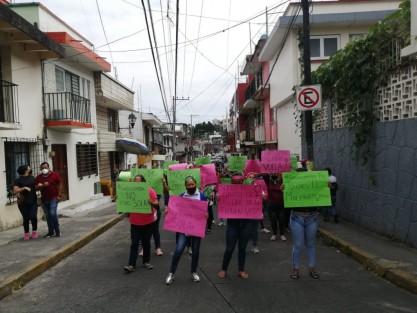Un grupo de mujeres de los municipios de Xalapa y Veracruz Puerto, marcharon hacia el centro de Xalapa, pidiendo justicia por el maltrato y agresiones de que fuera víctima Guillermina, ex esposa del ex secretario de Gobierno, Rogelio <em>N</em>.  