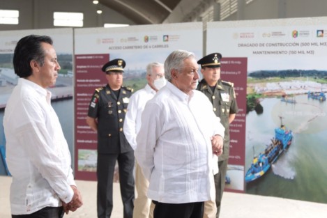 Con la inauguración de las obras de ampliación del puerto de Coatzacoalcos, el presidente Andrés Manuel López Obrador manifestó la urgencia de blindar el Proyecto del Istmo a fin de que no regrese la privatización de los bienes de la nación y con ello la corrupción que tanto mal hizo a los mexicanos por décadas.