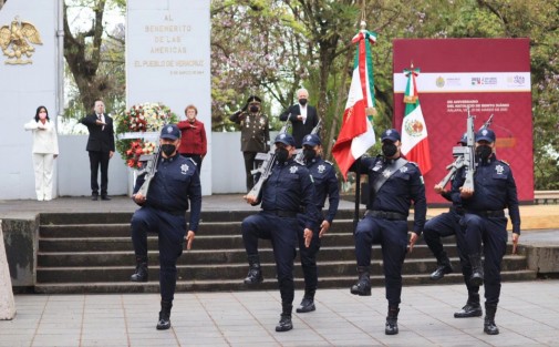 El gobernador Cuitláhuac García Jiménez, acompañado por la magistrada presidenta del TSJ, Isabel Inés Romero Cruz y la diputada presidenta de la mesa directiva del Congreso local, Adriana Paola Linares Capitanachi presidieron la ceremonia conmemorativa al 215 Aniversario del natalicio de Benito Juárez. 