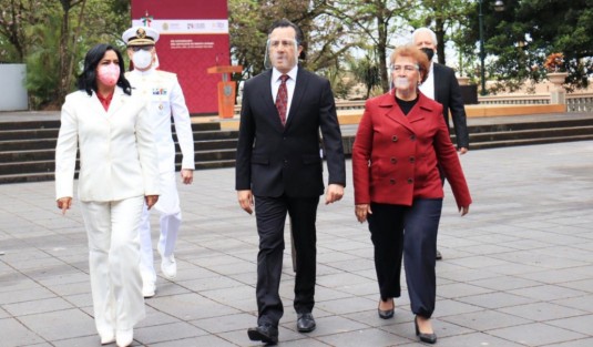 El gobernador Cuitláhuac García Jiménez, acompañado por la magistrada presidenta del TSJ, Isabel Inés Romero Cruz y la diputada presidenta de la mesa directiva del Congreso local, Adriana Paola Linares Capitanachi presidieron la ceremonia conmemorativa al 215 Aniversario del natalicio de Benito Juárez. 