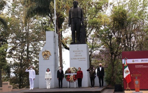 El gobernador Cuitláhuac García Jiménez, acompañado por la magistrada presidenta del TSJ, Isabel Inés Romero Cruz y la diputada presidenta de la mesa directiva del Congreso local, Adriana Paola Linares Capitanachi presidieron la ceremonia conmemorativa al 215 Aniversario del natalicio de Benito Juárez. 