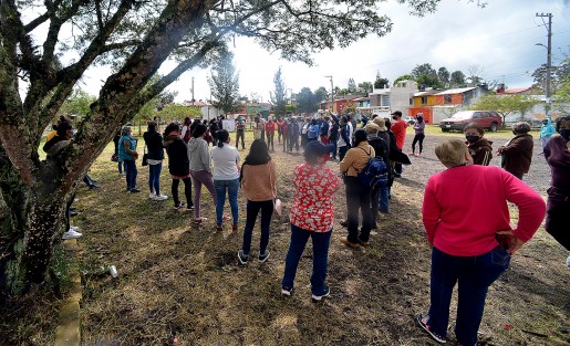 Vecinos del fraccionamiento Lomas Verdes se reunieron por tercera ocasión con representantes de autoridades municipales para exponer sus razones por las que se oponen a la construcción del Centro Asistencial para Niñas y Adolescentes que estará ubicado entre las calles Loma Nueva, Andador Nochebuena y Azucena, donde antes se ubicaba el Jardín de niños Bertha Hernández Díaz. 