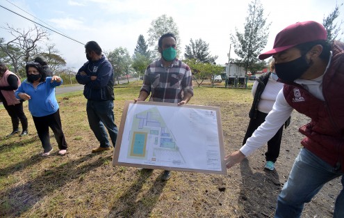 Vecinos del fraccionamiento Lomas Verdes se reunieron por tercera ocasión con representantes de autoridades municipales para exponer sus razones por las que se oponen a la construcción del Centro Asistencial para Niñas y Adolescentes que estará ubicado entre las calles Loma Nueva, Andador Nochebuena y Azucena, donde antes se ubicaba el Jardín de niños Bertha Hernández Díaz. 