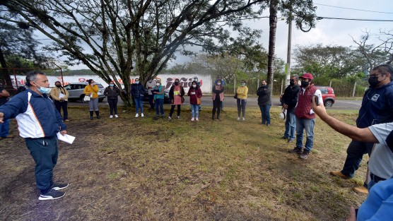 Vecinos del fraccionamiento Lomas Verdes se reunieron por tercera ocasión con representantes de autoridades municipales para exponer sus razones por las que se oponen a la construcción del Centro Asistencial para Niñas y Adolescentes que estará ubicado entre las calles Loma Nueva, Andador Nochebuena y Azucena, donde antes se ubicaba el Jardín de niños Bertha Hernández Díaz. 