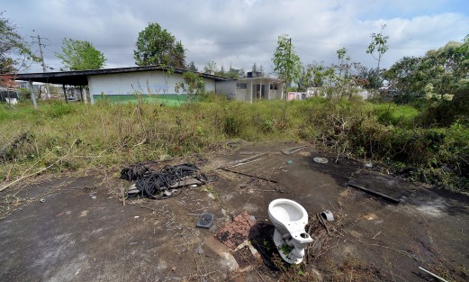 Habitantes del lugar expusieron que desde hace varios años habían solicitado al ayuntamiento se construyera algunas canchas o algo para beneficio del fraccionamiento, pero el pretexto era que el lugar no estaba municipalizado y no podían hacer nada, ni siquiera chapear el lugar que por muchos años fue atendido por los propios vecinos.