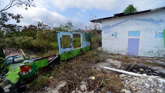 Habitantes del lugar expusieron que desde hace varios años habían solicitado al ayuntamiento se construyera algunas canchas o algo para beneficio del fraccionamiento, pero el pretexto era que el lugar no estaba municipalizado y no podían hacer nada, ni siquiera chapear el lugar que por muchos años fue atendido por los propios vecinos.
