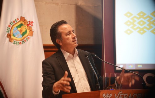 ¿Y eso es mi culpa?, exclamó el gobernador Cuitláhuac García luego de que en conferencia le señalaran que diputados locales no leyeron y así votaron la reforma al Código Penal, que agrava el delito de ultrajes a la autoridad. Aclaró que dicho delito se modificó por agresiones armadas contra policías. 