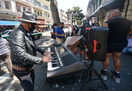 El grupo Los Súper Caracoles  en apoyo solicitado por la marimba Sueño de Amor  tocaron en conjunto en la esquina  de Enríquez y Leandro Valle para recaudar  algunas monedas para seguir sobreviviendo la pandemia en Xalapa. 