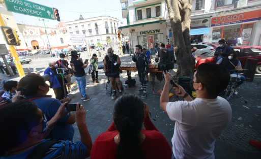 El grupo Los Súper Caracoles  en apoyo solicitado por la marimba Sueño de Amor  tocaron en conjunto en la esquina  de Enríquez y Leandro Valle para recaudar  algunas monedas para seguir sobreviviendo la pandemia en Xalapa. 