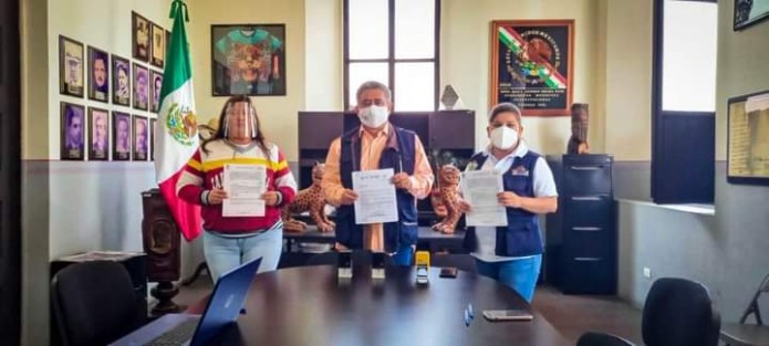 Con el objetivo de respaldar el cumplimiento descrito en el Acuerdo Veracruz por la Democracia 2021, en Sesión Extraordinaria de Cabildo Acta no. 99; el Alcalde Mario Antonio Chama Díaz y la Síndica Municipal Zayra del Carmen Martínez Andrade, aprobaron POR MAYORÍA el Acuerdo Veracruz por la Democracia 