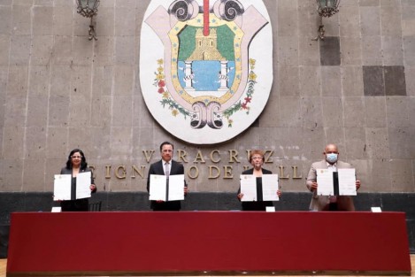 Este lunes, el Gobernador Cuitláhuac García,  junto con la Presidenta del Congreso Local, Dip. Adriana Capitanachi y la Presidenta del Poder Judicial, Inés Romero, los tres poderes del Estado, firmaron el acuerdo <em>Veracruz por la Democracia 2021</em>. 