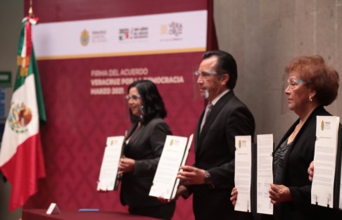 Con la firma del Acuerdo Veracruz por la Democracia 2021, los poderes Ejecutivo, Legislativo y Judicial dan certeza y confianza a la ciudadanía de que habrá un proceso electoral civilizado y legal. 