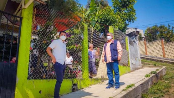 Durante el recorrido el Alcalde Mario Chama se reunió con vecinos para platicar y dar a conocer que en breve se iniciarían los trabajos en las diferentes calles, además el Director de Obras del Ayuntamiento escuchó las inquietudes de los vecinos que se tomarán en cuenta para la construcción. 
