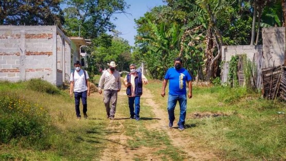 Durante el recorrido el Alcalde Mario Chama se reunió con vecinos para platicar y dar a conocer que en breve se iniciarían los trabajos en las diferentes calles, además el Director de Obras del Ayuntamiento escuchó las inquietudes de los vecinos que se tomarán en cuenta para la construcción.  