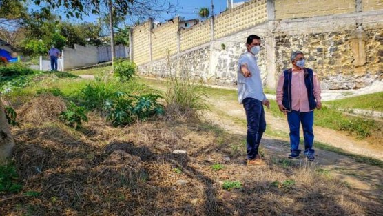 El alcalde Mario Antonio Chama Díaz y los Directores de Obra Pública, Alberto Lucas Marín y de Agua Potable, Erick Hernández Morales, recorrieron las calles Cuauhtémoc de la colonia Tlampapa, Daniel Flores del Sumidero y la Calle Bambú, con el objetivo de establecer las líneas de acción para las obras de concreto hidráulico, drenaje sanitario y red de agua potable en las mencionadas calles de las colonias Tlampapa y el Sumidero.