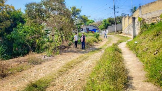 El alcalde Mario Antonio Chama Díaz y los Directores de Obra Pública, Alberto Lucas Marín y de Agua Potable, Erick Hernández Morales, recorrieron las calles Cuauhtémoc de la colonia Tlampapa, Daniel Flores del Sumidero y la Calle Bambú, con el objetivo de establecer las líneas de acción para las obras de concreto hidráulico, drenaje sanitario y red de agua potable en las mencionadas calles de las colonias Tlampapa y el Sumidero.
