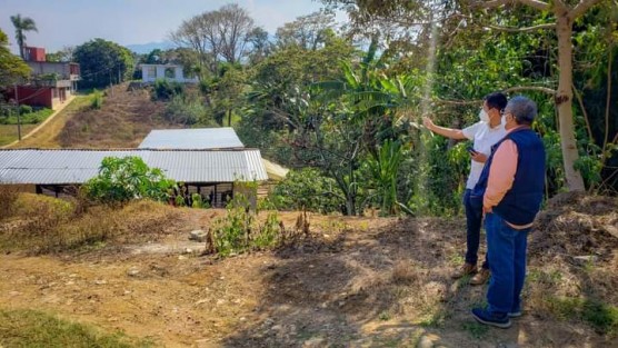 El alcalde Mario Antonio Chama Díaz y los Directores de Obra Pública, Alberto Lucas Marín y de Agua Potable, Erick Hernández Morales, recorrieron las calles Cuauhtémoc de la colonia Tlampapa, Daniel Flores del Sumidero y la Calle Bambú, con el objetivo de establecer las líneas de acción para las obras de concreto hidráulico, drenaje sanitario y red de agua potable en las mencionadas calles de las colonias Tlampapa y el Sumidero.