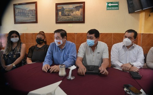 El Comisionado Nacional del Partido del Trabajo (PT), Ramón Díaz Ávila;y el Coordinador Estatal, Vicencio Aguilar Aguilar, presentaron como Pre Candidato a la diputación federal por el  PT al empresario Carlos Abreu Domínguez, para el distrito 10 Xalapa.