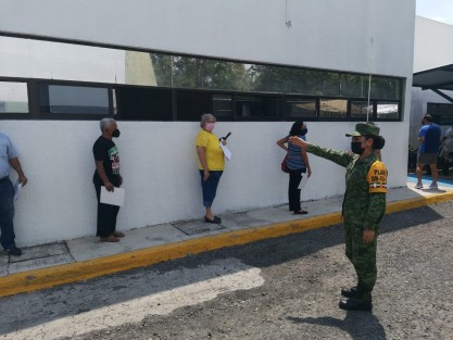 La Secretaría de la Defensa Nacional, a través de las Comandancias de la VI Región Militar y 26/a. Zona Militar, hacen de su conocimiento que esta fecha dio inicio en el Hospital Militar de Zona La Boticaria, Ver., la inmunización con la vacuna contra el COVID-19 para adultos mayores de 60 años.

