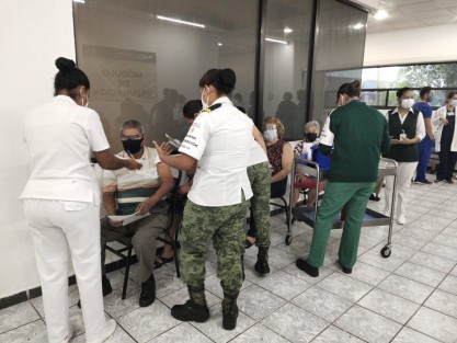 La Secretaría de la Defensa Nacional, a través de las Comandancias de la VI Región Militar y 26/a. Zona Militar, hacen de su conocimiento que esta fecha dio inicio en el Hospital Militar de Zona La Boticaria, Ver., la inmunización con la vacuna contra el COVID-19 para adultos mayores de 60 años.

