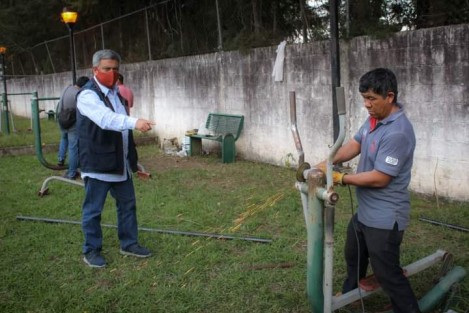 El Alcalde de Teocelo Mario Antonio Chama Díaz acompañado de José Herminio Hernández del Área de Fomento Deportivo, recorrieron la Unidad Deportiva Raúl Olmos Martínez, donde se lleva a cabo la rehabilitación del gimnasio al aire libre y vitapista.
