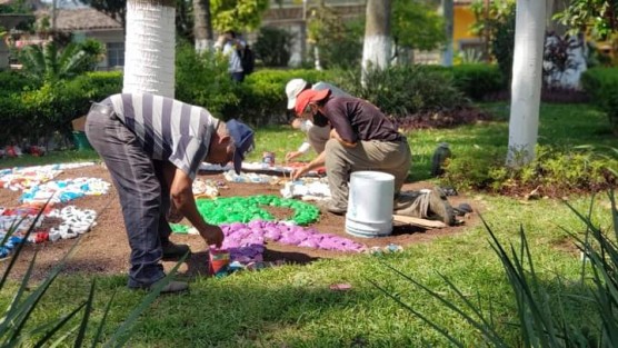 Personal de Parques y Jardines del municipio de Teocelo realizan trabajos de pintura, chapeo y poda de árboles en el Parque Revolución con el objetivo de brindar una mejor imagen del Municipio. Por instrucciones del alcalde Mario Antonio Chama Díaz, en días siguientes continuarán estas acciones en diversas áreas con el fin de mantener en buen estado los espacios públicos en la Tierra del Dios Tigre.
