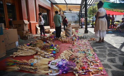 Con la proximidad del inicio de la Semana Santa que arranca con el Domingo de Ramos, comerciantes de Oaxaca y la región comenzaron a vender los tradicionales productos de palma como tradicionalmente lo hacen en el mercado Alcalde y García de Xalapa. 
