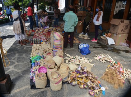 Con la proximidad del inicio de la Semana Santa que arranca con el Domingo de Ramos, comerciantes de Oaxaca y la región comenzaron a vender los tradicionales productos de palma como tradicionalmente lo hacen en el mercado Alcalde y García de Xalapa. 