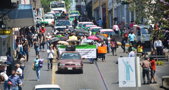 Integrantes del Frente Veracruzano Social marcharon desde el puente Xalitic hasta plaza Lerdo con mantas en contra de CMAS y CAEV. Afirman que solicitaron y pagaron tomas de agua desde diciembre y hasta el momento no les han activado el servicio.