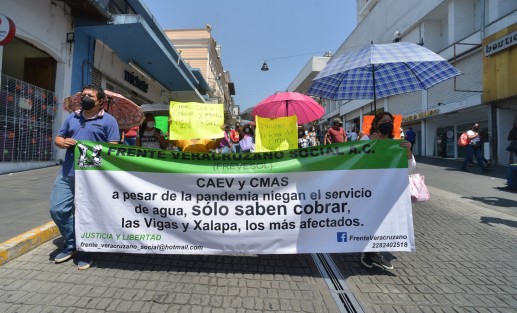 Integrantes del Frente Veracruzano Social marcharon desde el puente Xalitic hasta plaza Lerdo con mantas en contra de CMAS y CAEV. Afirman que solicitaron y pagaron tomas de agua desde diciembre y hasta el momento no les han activado el servicio.