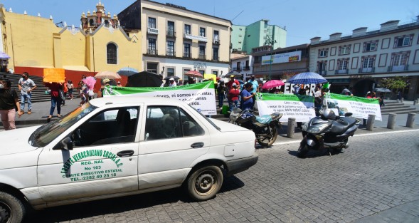 Integrantes del Frente Veracruzano Social marcharon desde el puente Xalitic hasta plaza Lerdo con mantas en contra de CMAS y CAEV. Afirman que solicitaron y pagaron tomas de agua desde diciembre y hasta el momento no les han activado el servicio.