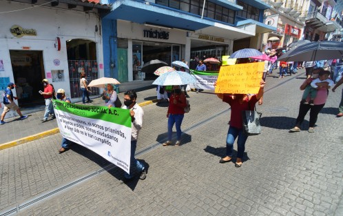 Integrantes del Frente Veracruzano Social marcharon desde el puente Xalitic hasta plaza Lerdo con mantas en contra de CMAS y CAEV. Afirman que solicitaron y pagaron tomas de agua desde diciembre y hasta el momento no les han activado el servicio. 