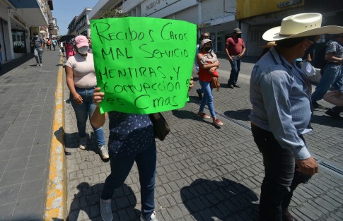 Integrantes del Frente Veracruzano Social marcharon desde el puente Xalitic hasta plaza Lerdo con mantas en contra de CMAS y CAEV. Afirman que solicitaron y pagaron tomas de agua desde diciembre y hasta el momento no les han activado el servicio. 