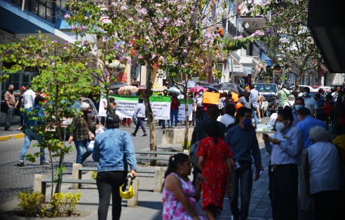 Integrantes del Frente Veracruzano Social marcharon desde el puente Xalitic hasta plaza Lerdo con mantas en contra de CMAS y CAEV. Afirman que solicitaron y pagaron tomas de agua desde diciembre y hasta el momento no les han activado el servicio. 
