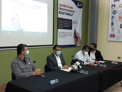 La economía local en Xalapa sigue contraída debido a la pandemia del Covid-19, pues, a pesar de que hay más personas en las calles, existen ciertos factores que impiden una reactivación desde su caída en 2020, aseguró David Stivallet Collinot vicepresidente de la Cámara Nacional de Comercio (Canaco) en Xalapa. 