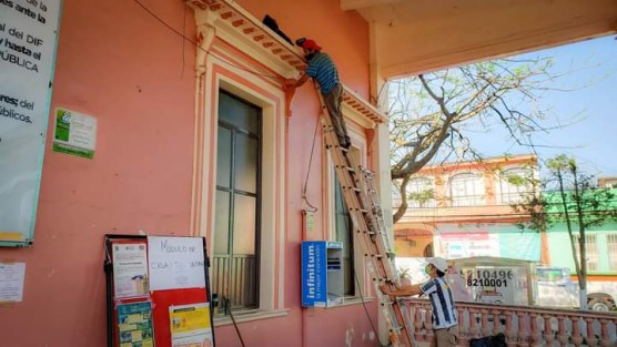 Continúan las jornadas de limpieza y mantenimiento en espacios públicos del municipio de Teocelo; trabajadores de Parques y Jardines realizan limpieza y mantenimiento en Palacio Municipal y Parque Revolución, con el objetivo de brindar una mejor imagen y embellecer nuestro centenario parque. 